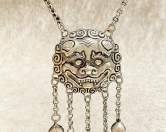 Collar antiguo de plata tibetana con león tallado.
