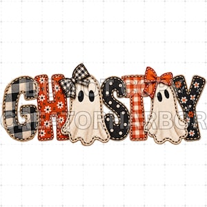 Könnte beinhalten: Eine dekorative Applikation, die das Wort GHOSTY buchstabiert, bestehend aus Stoffbuchstaben und zwei Geisterformen. Die Buchstaben zeigen schwarz-weißes Karomuster, orange Blumenmuster, schwarze Punkte und orangefarbenes Vichy-Karo mit zwei Geistern.