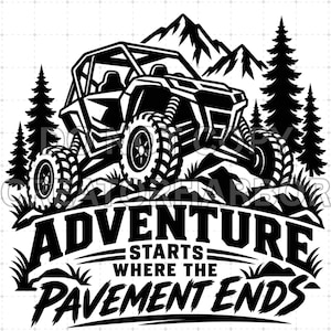 Op de afbeelding: Een zwart-witte grafische illustratie van een terreinwagen op rotsachtig terrein met dennenbomen en bergen op de achtergrond. De tekst luidt "ADVENTURE STARTS WHERE THE PAVEMENT ENDS" in vetgedrukte, gestileerde letters.