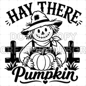 Pode incluir: Um design gráfico a preto e branco com um espantalho de chapéu e jardineiras, segurando uma abóbora em frente a uma cerca de madeira. O texto HAY THERE está arqueado sobre o espantalho e a palavra PUMPKIN está escrita em cursivo abaixo.
