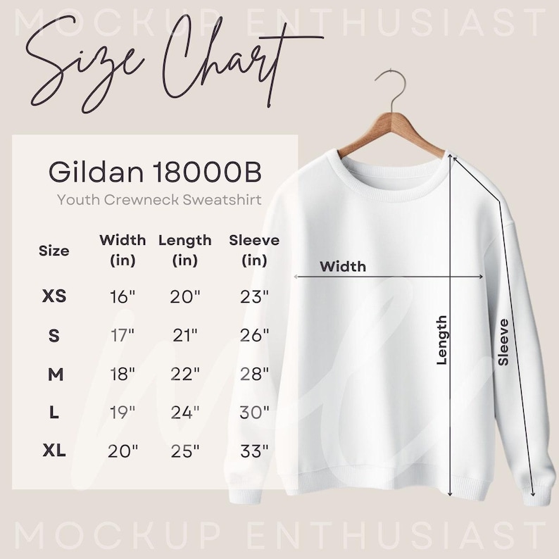 Pode incluir: Uma camisola branca de gola redonda para jovens Gildan 18000B num cabide de madeira. Uma tabela de tamanhos mostra medidas de largura, comprimento e manga em polegadas para tamanhos de XS a XL, com linhas indicando os pontos de medi&ccedil;&atilde;o.