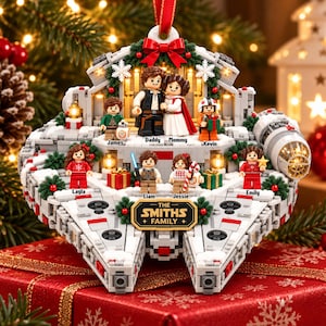 以下が含まれることがあります： 宇宙船の形をしたクリスマスオーナメント。Daddy、Mommy、James、Kevin、Layla、Liam、Jessie、Emilyという名前が記された8体のミニフィギュアが配置されています。中央のプレートには「THE SMITHS FAMILY」と刻まれています。