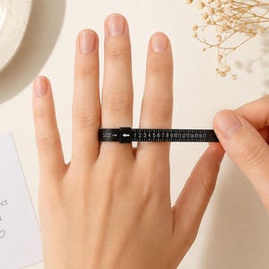 Misuratore per anelli • Misuratore per anelli statunitense regolabile e riutilizzabile, disponibile in misure intere e mezze misure, per trovare la misura precisa del tuo anello.