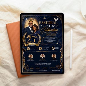 Könnte beinhalten: Ein digitaler Flyer für eine pastorale Jubiläumsfeier auf einem Tablet-Bildschirm. Das Design zeigt einen dunkelblauen Hintergrund mit goldenen Akzenten, ein Foto eines Paares, den Text 25th Anniversary of Ministry, Veranstaltungsdetails und Redner.