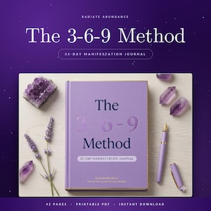 Peut inclure: Un journal violet clair intitulé The 3-6-9 Method 33-Day Manifestation Journal. La couverture présente un texte violet foncé. Autour du journal se trouvent trois cristaux violets, un brin de lavande et un stylo plume violet clair.