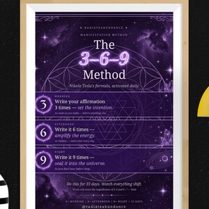 Può includere: Un poster incorniciato con uno sfondo di galassia viola e il testo The 3-6-9 Method, Nikola Tesla's formula, activated daily. Descrive i passaggi per mattina, pomeriggio e sera, indicando di scrivere affermazioni 3, 6 e 9 volte al giorno.