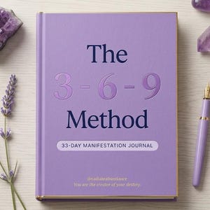 Peut inclure: Un journal à couverture rigide lavande avec des bords dorés intitulé The 3-6-9 Method 33-Day Manifestation Journal. La couverture présente un texte bleu foncé, un stylo et la phrase You are the creator of your destiny. Il est entouré de brins de lavande et de cristaux violets.