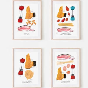 Puede incluir: Un conjunto de cuatro láminas artísticas enmarcadas que representan recetas de pasta italiana. Cada lámina muestra ilustraciones de ingredientes como guanciale, queso pecorino, pasta, huevos y molinillos de pimienta, etiquetados como Gricia, Amatriciana, Cacio e Pepe y Carbonara.