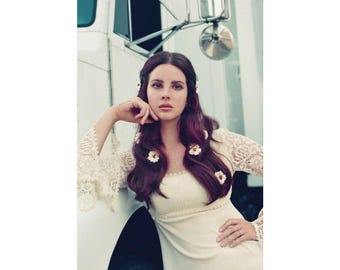Lana Del Rey Blumenhaar Portrait Poster | Matt Vertikaler Posterdruck