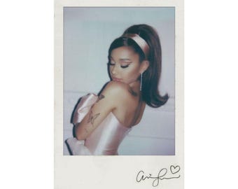 Ariana Grande Polaroid Porträt Poster | Matt Vertikaler Posterdruck