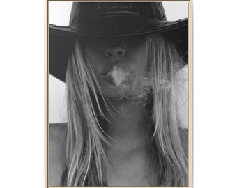 Cowgirl Smoking Portrait Matte Leinwand gerahmt | Schwarz-weiße Wandkunst