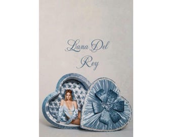 Lana Del Rey Porträt Matte Vertikales Poster | Herz Box Vintage Druck