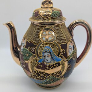 Vintage japanische Satsuma Teekanne, handbemalt Moriage Immortals, Mikado Porzellan Deckel