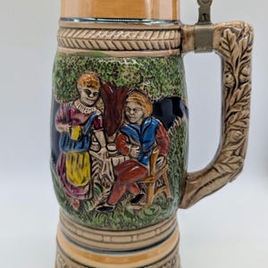 Jarra de cerveza musical antigua, tapa de peltre, escena alpina de cerámica, jarra con caja de música en funcionamiento.