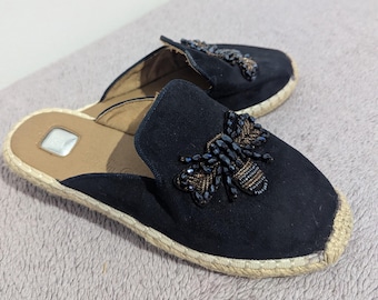 Mules de esparto de ante negro de Tom Tailor Denim sin estrenar con detalle de abeja abalorio. Talla EU 39.