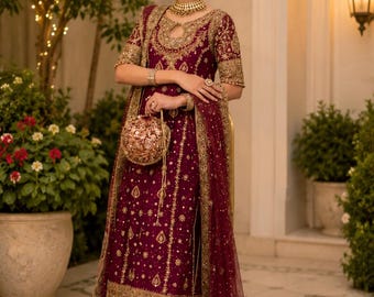 Presentatie van nieuwe designer feestkleding, look Top-Plazzo en Dupatta met zwaar borduurwerk