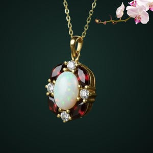 Collana con pendente in oro bianco opale, pendente ovale con opale di fuoco e granato con alone, medaglione con grappolo di rubini in stile vintage, pietra portafortuna di ottobre, regalo per lei