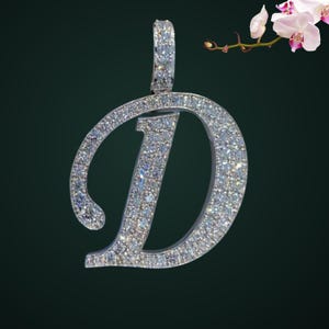 Collar con colgante de la letra D en plata, dije con la inicial D en letra cursiva, colgante con diamantes pavé, joyería con monograma, regalo personalizado para ella.