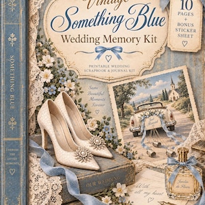 Op de afbeelding: Een Vintage Something Blue trouwherinneringsset met een blauwe boekrug, witte hakken met kristallen broches, een illustratie van een trouwauto, een parfumflesje en een vulpen, inclusief tekst en kanten details op de omslag.