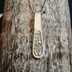 Kette mit floralem Muster