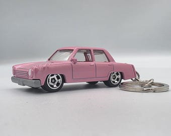Llavero de coche de la familia Simpson / Hot Wheels Simpsonsedán / Llavero de coche rosa de dibujos animados / Regalo de colección de la serie de televisión
