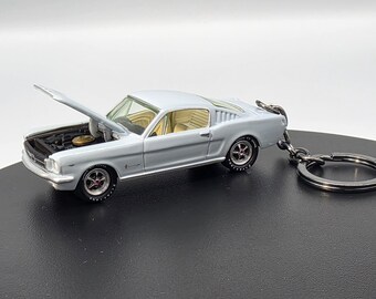 Llavero de coche a escala Ford Mustang 2+2 Fastback de 1965 – Capó que se abre – Artículo de colección clásico Ford personalizado con gran nivel de detalle.