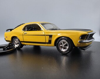 Llavero de coche a escala Ford Mustang Boss 302 de 1969 – Capó que se abre – Coche deportivo clásico de colección con gran nivel de detalle.
