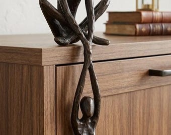 Escultura de pareja con acabado en bronce: figura sentada sosteniendo a una persona colgada. Arte de mesa minimalista moderno. Regalo único para la decoración del hogar y la oficina.