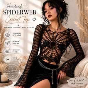 Puede incluir: Un top de ganchillo negro de manga larga con un patrón de telaraña, cuello redondo y mangas acampanadas. La prenda se combina con un cinturón de cadena plateado adornado con estrellas. El texto en la imagen dice: Handmade SPIDERWEB Crochet Top.