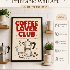 Könnte beinhalten: Ein gerahmtes, druckbares Wandkunstposter mit dem roten Text COFFEE LOVER CLUB, dem schwarzen Text first coffee, then everything else sowie einer Zeichnung einer Mokkakanne, einer lächelnden Kaffeetasse und Kaffeebohnen.