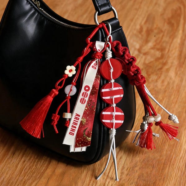 Llavero con nudo rojo inspirado en Arirang, llavero con borla de arte popular coreano tradicional, accesorio estético cultural para mochila, regalo militar