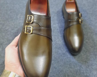 Sapatos masculinos artesanais em couro marrom-oliva com fivela dupla | Mocassins sociais de bico liso