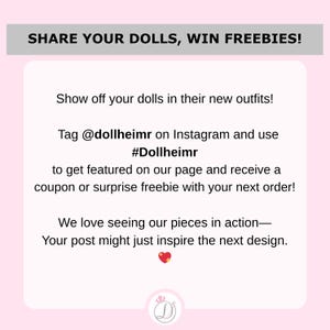 以下が含まれることがあります： ピンク色のプロモーション用グラフィック。テキストには「SHARE YOUR DOLLS, WIN FREEBIES!」と書かれており、#Dollheimrを使ってInstagramで人形の衣装を共有するようユーザーに促し、特集され、景品を受け取る機会を提供しています。