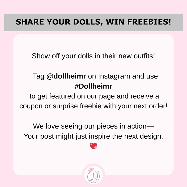以下が含まれることがあります： ピンク色のプロモーション用グラフィック。テキストには「SHARE YOUR DOLLS, WIN FREEBIES!」と書かれており、#Dollheimrを使ってInstagramで人形の衣装を共有するようユーザーに促し、特集され、景品を受け取る機会を提供しています。