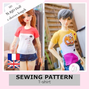 Puede incluir: Un patrón de costura para camiseta de muñeca BJD 1/3 con dos largos de manga. La imagen muestra dos muñecas con camisetas: una roja y blanca con un dibujo lineal, y una amarilla y blanca con un estampado gráfico de Moogle Chocobo.