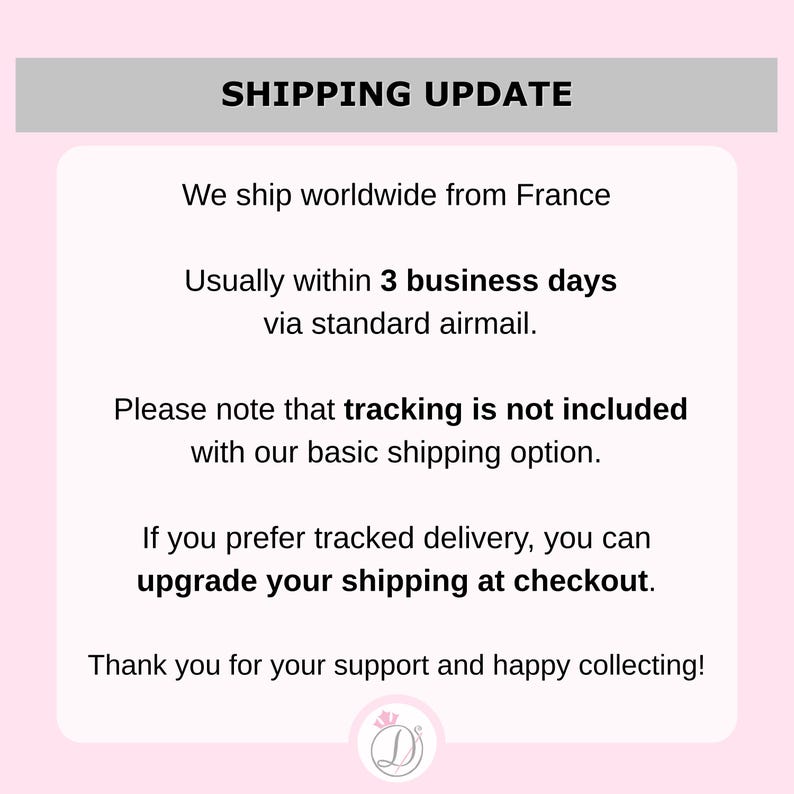 以下が含まれることがあります： 「SHIPPING UPDATE」の文字が入ったピンクと白のグラフィック。 下のテキストには、販売者がフランスから世界中に発送し、通常3営業日以内に標準航空便で発送することが記載されています。