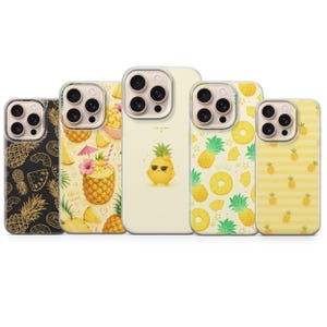 Puede incluir: Cinco fundas para smartphone con diseños de piña. La primera es negra con líneas doradas, la segunda muestra una bebida de piña, la tercera tiene un pequeño personaje de piña con gafas de sol, la cuarta presenta rodajas de piña y la quinta tiene rayas.