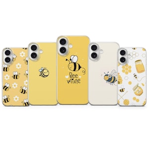 Könnte beinhalten: Fünf Smartphone-Hüllen mit Bienenmotiven. Die Hüllen zeigen gelbe und weiße Hintergründe mit Illustrationen von Bienen, Blumen, Honiggläsern und Waben. Eine Hülle zeigt eine Bienenillustration mit dem Text Bee mine.