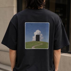 Dreamcore estetisk grafisk t-shirt, konstskjorta med tryck baktill, unisextopp i kraftig bomull, gåva till konstnär, Liminal Space-t-shirt