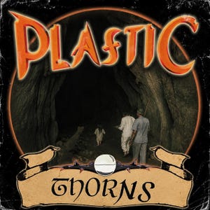 Può includere: Un design grafico quadrato con la parola PLASTIC in grandi lettere arancioni in alto e THORNS in lettere nere su uno stendardo beige in basso. Il centro mostra l'ingresso di una grotta buia con tre figure che camminano all'interno.
