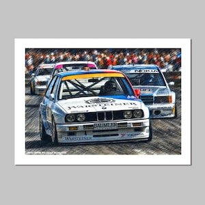 Peut inclure: Une voiture de course BMW M3 Sport Evolution 1992 blanche avec la marque Warsteiner sur le capot et le pare-chocs avant, roulant sur une piste avec d'autres voitures. L'image présente un style artistique esquissé avec des lignes visibles.
