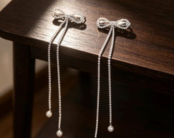 Fermaglio per capelli minimalista con fiocco in argento e cristalli, fermaglio per capelli da sposa con catena lunga e nappa di perle, accessorio romantico per matrimoni all'aperto e fughe d'amore.