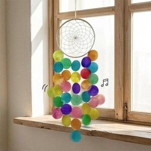 Puede incluir: Un móvil colgante que presenta un marco circular blanco con un patrón de red tejido. Del marco cuelgan numerosas esferas translúcidas y coloridas en tonos azul, verde, amarillo, rosa, naranja y morado, creando una exhibición muy vibrante.