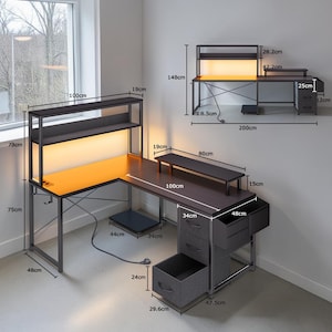 Puede incluir: Un escritorio en forma de L con estructura oscura, superficie de madera e iluminación LED integrada. Incluye un estante superior, un soporte para monitor y tres cajones de tela. Las dimensiones están en centímetros, con 200cm de ancho total.
