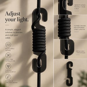 Könnte beinhalten: Ein Kabelversteller aus schwarzem Acryl mit Doppelhaken-Design zum Kürzen und Sichern von Stromkabeln. Das Produkt enthält den Text Adjust your light, Keeps cable secure, Tool-free installation, Durable black acrylic und Minimal & timeless design.
