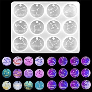 Puede incluir: Un molde de silicona rectangular con doce cavidades circulares, cada una grabada con una constelación zodiacal única y su nombre. Debajo del molde hay numerosos dijes de resina circulares terminados en varios colores y acabados brillantes.