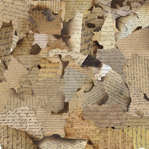 Könnte beinhalten: Eine Collage aus überlappenden, gealterten Papierfragmenten mit verschiedenen handschriftlichen und gedruckten Texten in schwarzer Tinte. Die Papierstücke zeigen beige, cremefarbene und hellbraune Töne mit dunklen, verbrannten und ausgefransten Rändern.