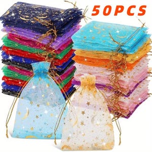 Può includere: Un set di 50PCS di sacchetti in organza trasparente con coulisse in vari colori tra cui blu, viola, verde, rosso, nero, arancione e bianco. Ogni sacchetto presenta una stampa dorata di stelle e lune crescenti con cordini dorati abbinati.