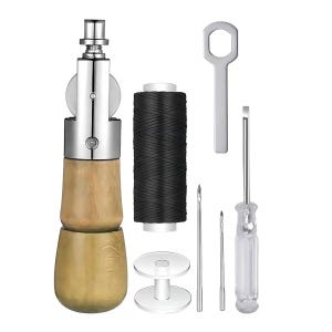 Könnte beinhalten: Ein Leder-Nähwerkzeug-Set bestehend aus einer Ahle mit Holz- und Metallgriff, einer Spule mit schwarzem Garn, einem Metallschlüssel, zwei Nadeln, einem kleinen Schraubendreher mit transparentem Griff und einer transparenten Kunststoffspule.