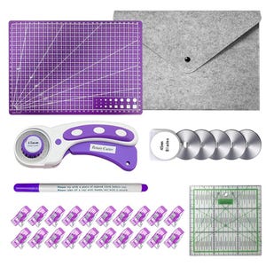 Könnte beinhalten: Eine violette Schneidematte mit weißen Gitterlinien, eine graue Filzaufbewahrungstasche, ein weiß-violetter Rollschneider, fünf 45mm Rundklingen, ein violetter Markierstift, zwanzig violette Nähklammern und ein quadratisches, klares Acryl-Lineal.